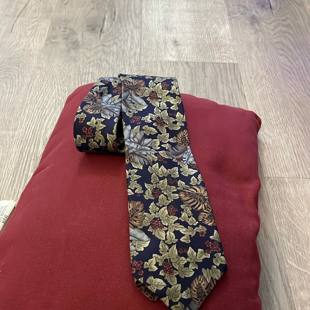 Viaggio  Beautiful silk tie